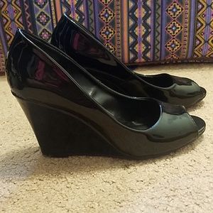 Peep toe wedge